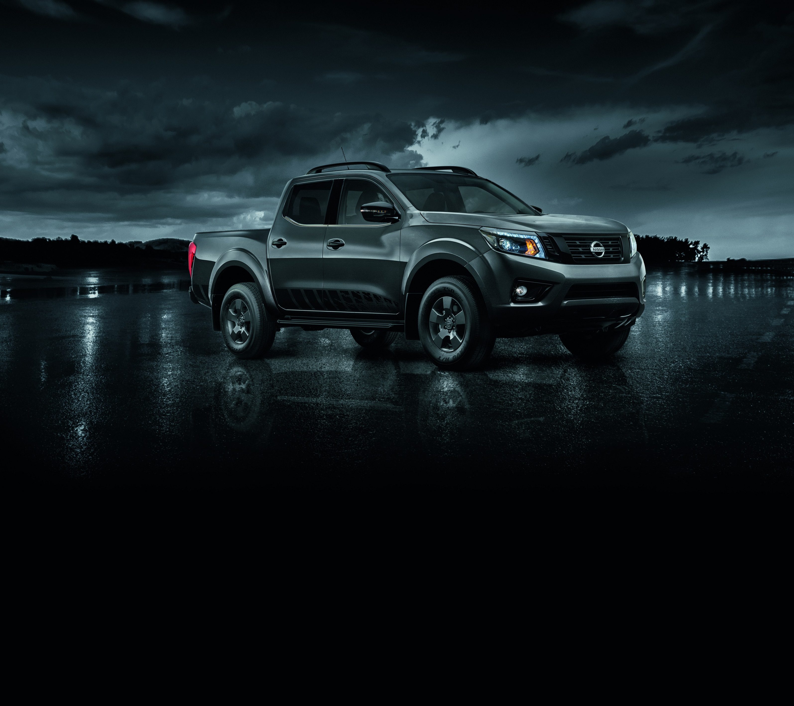 Nissan NP300 Frontier LE se une al lado oscuro y estrena versión