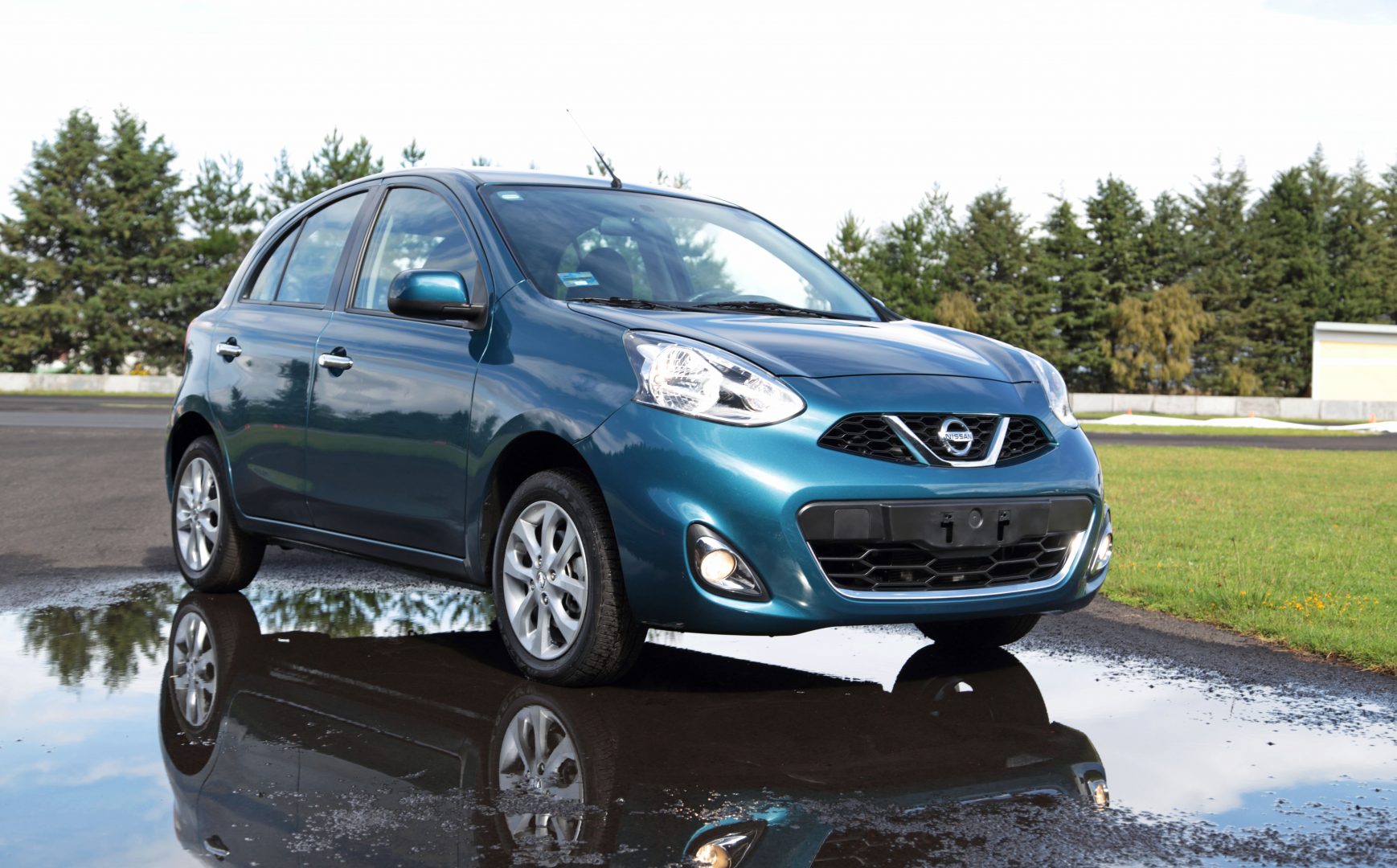 Nissan March frente