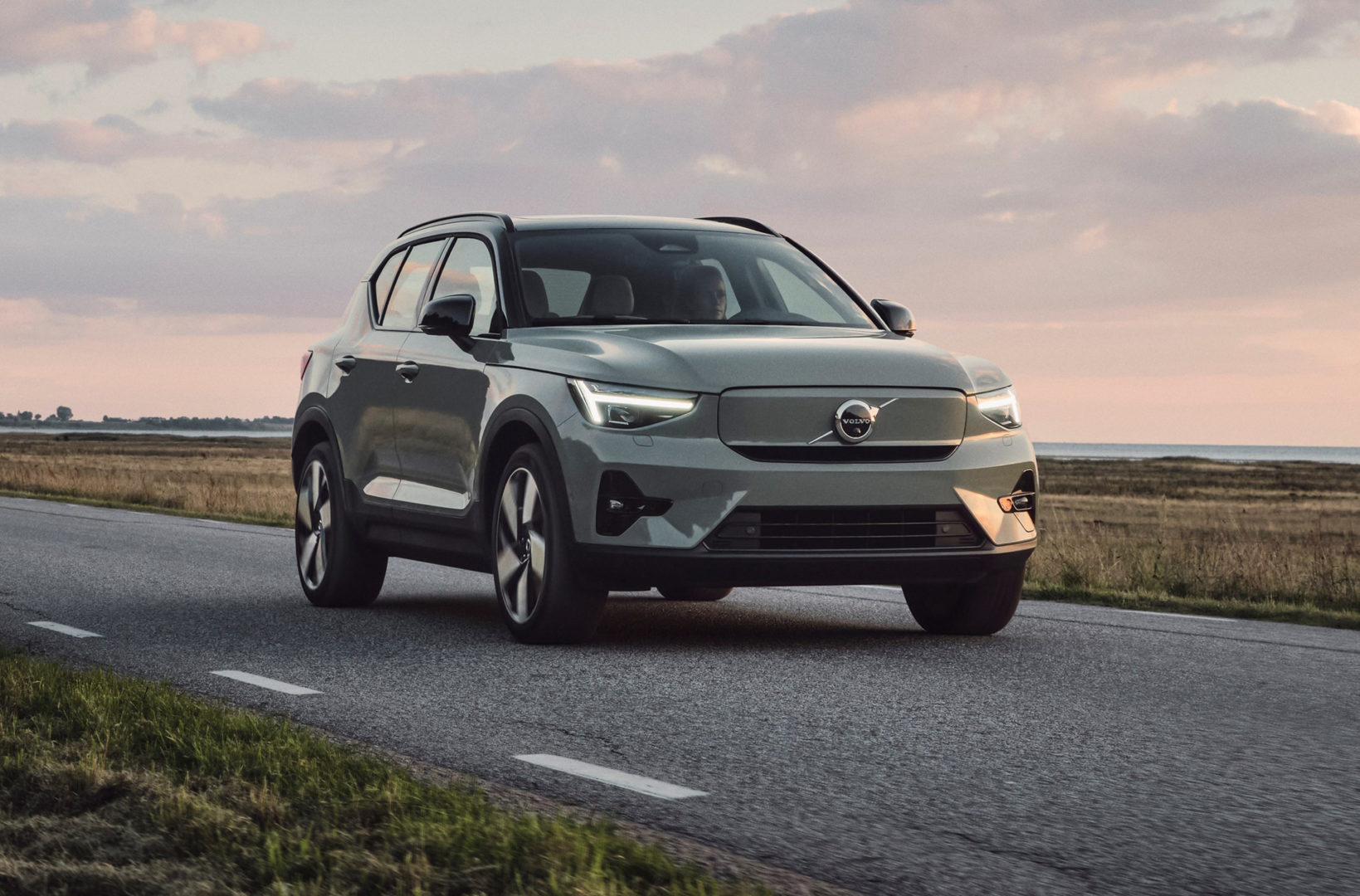 2024 Volvo Xc40 Recharge Ultimate Dark Mode Risa Verile