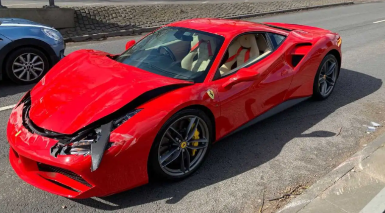 Conductor Choca Su Ferrari A Solo Un Par De Kilómetros Del Concesionario Autodinámico