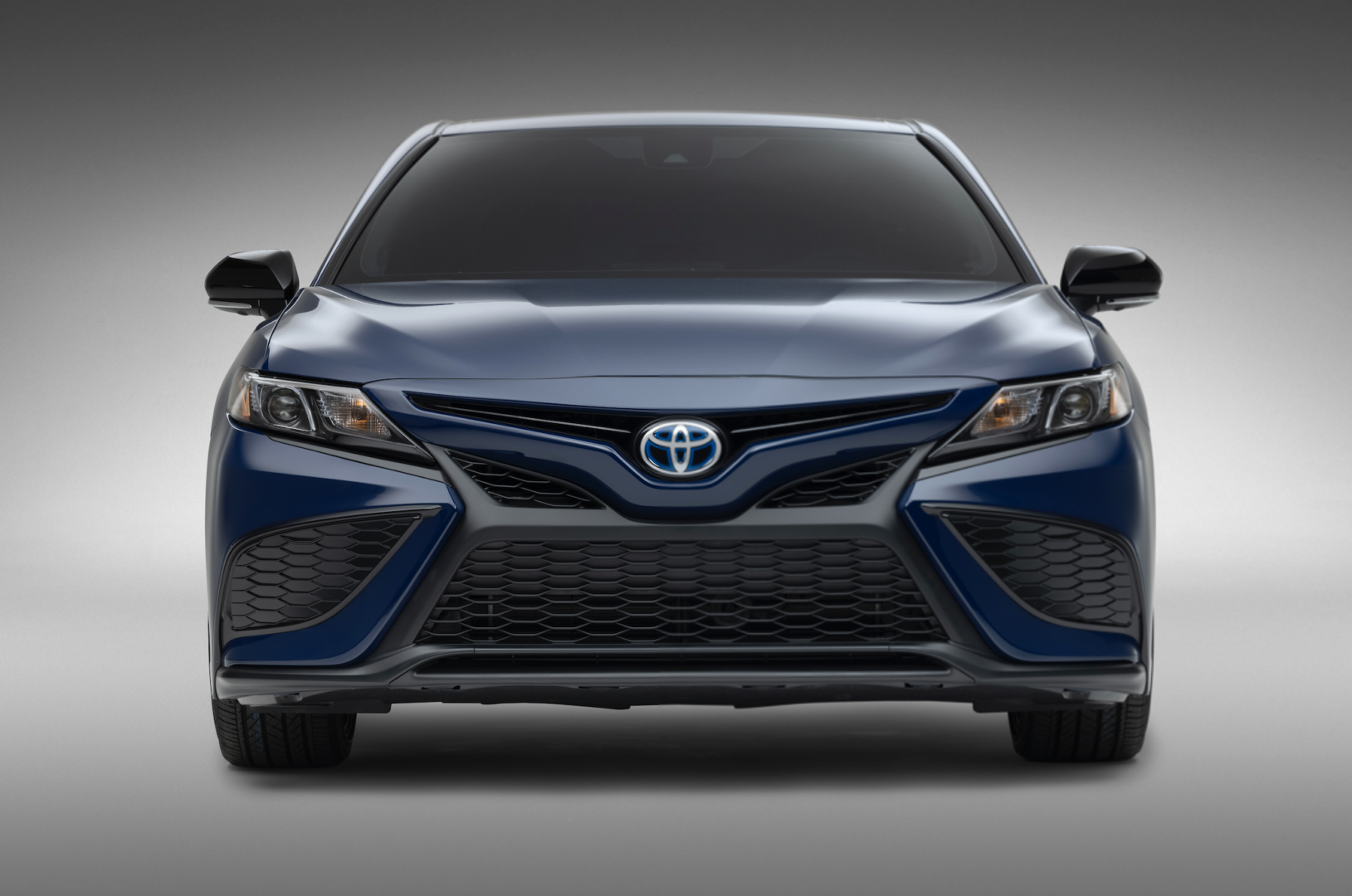 Toyota Camry híbrido suma dos versiones más accesibles AutoDinámico